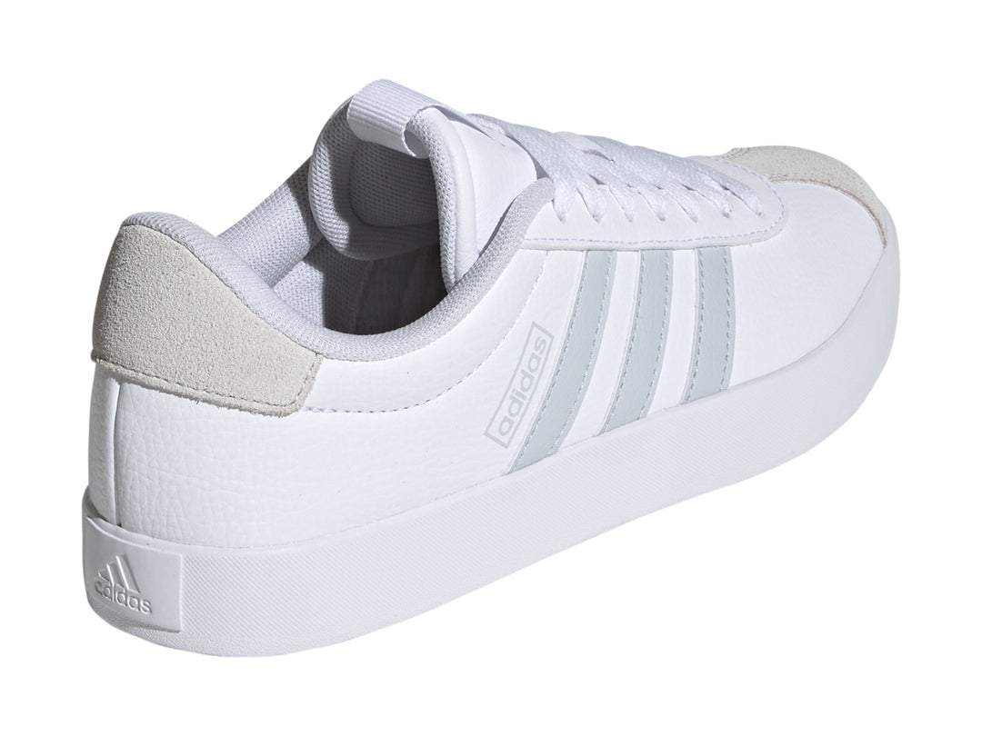 Tenis Adidas VL Court 3.0 en color blanco con detalles en gris y suela blanca.