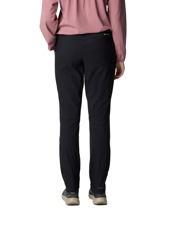 Pantalones Columbia Leslie Falls II en color negro, diseño recto para actividades al aire libre.
