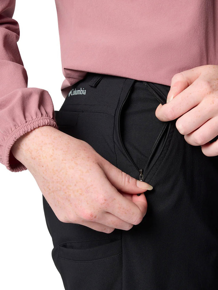Pantalones Columbia Leslie Falls II en color negro, diseño recto para actividades al aire libre.
