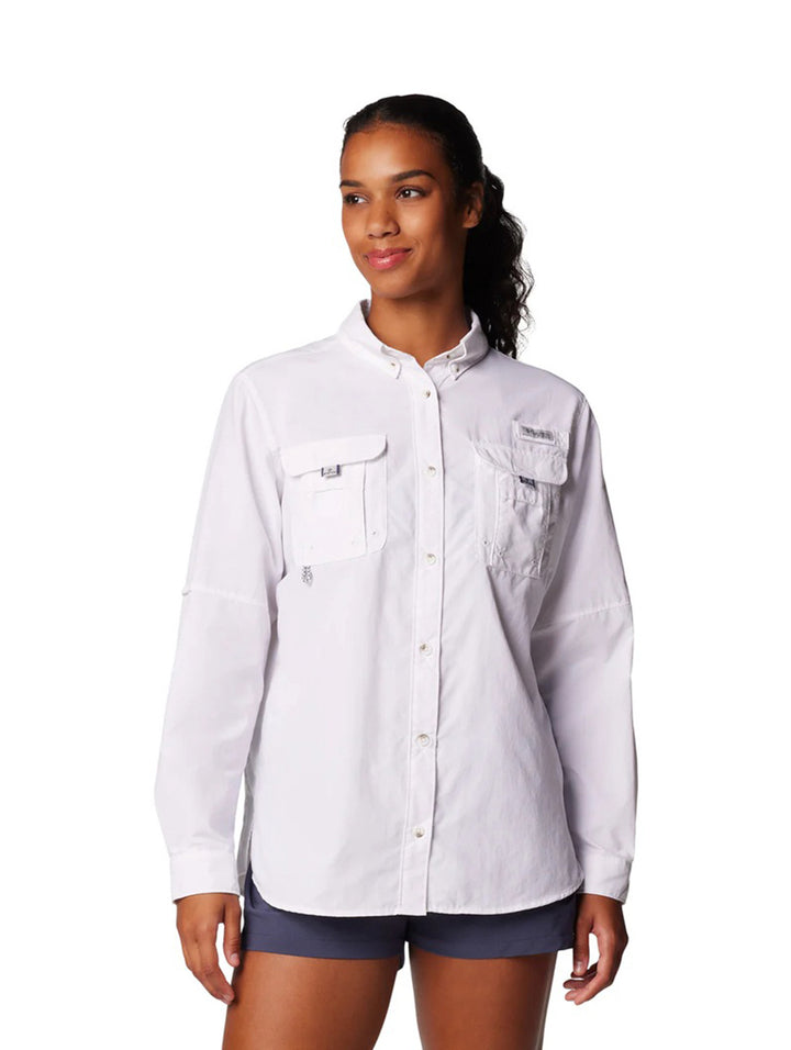 Camisa Columbia PFG de manga larga color blanco para mujer con bolsillos frontales.
