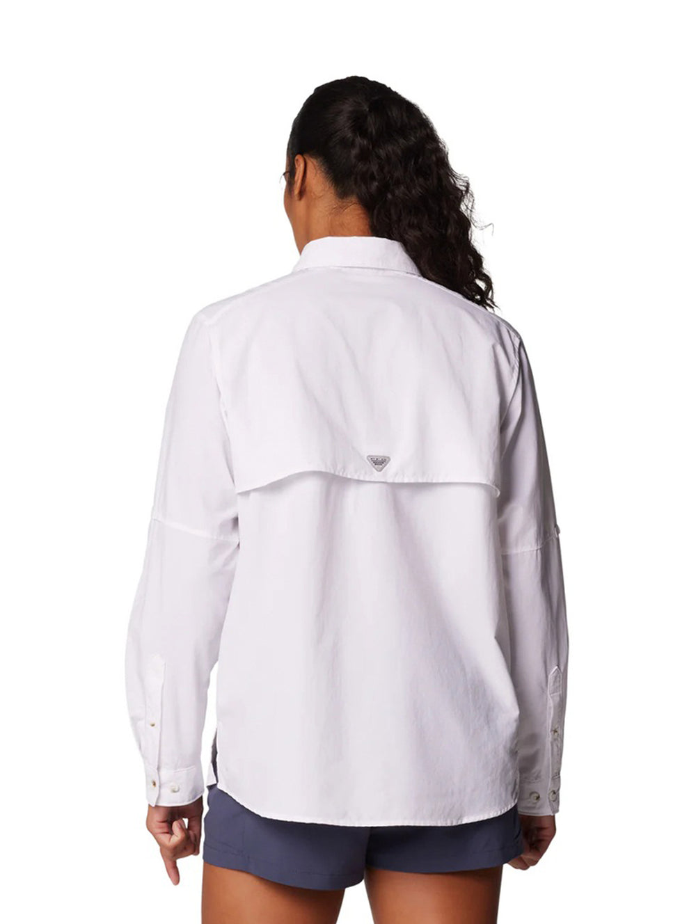 Camisa Columbia PFG de manga larga color blanco para mujer con bolsillos frontales.