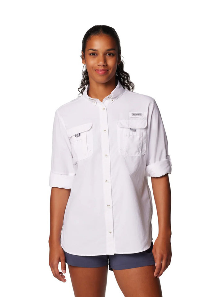 Camisa Columbia PFG de manga larga color blanco para mujer con bolsillos frontales.