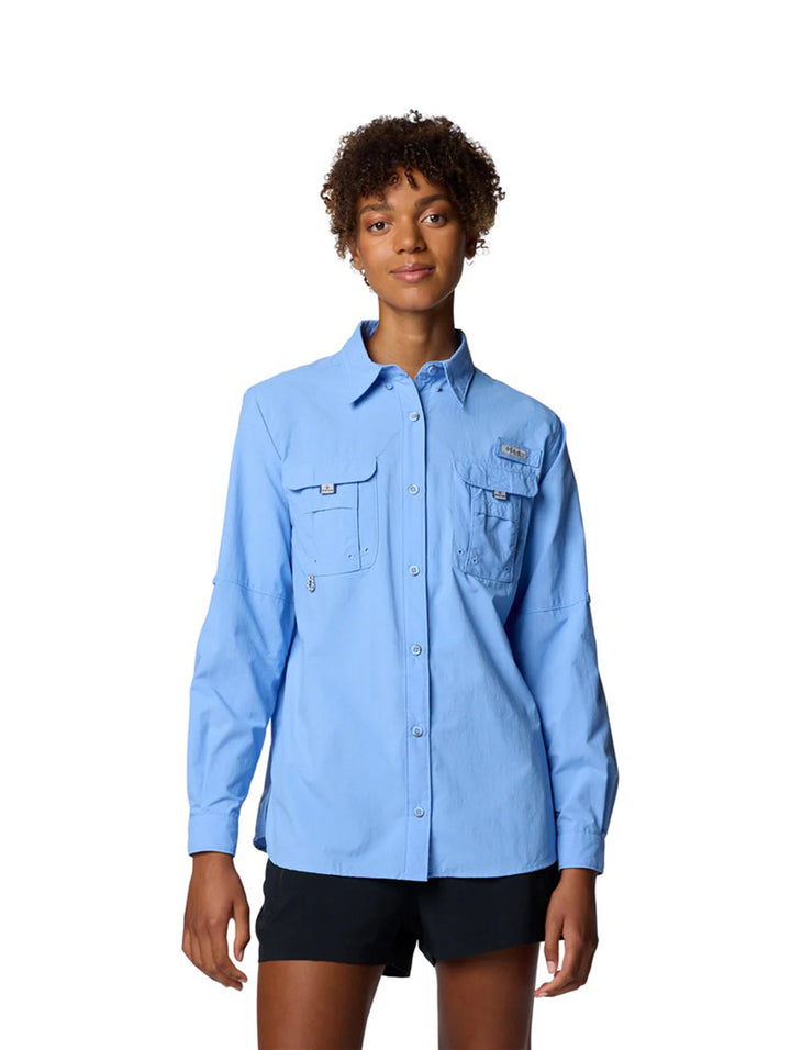 Mujer vistiendo camisa Columbia PFG Bahama II de manga larga en color azul claro con bolsillos frontales.