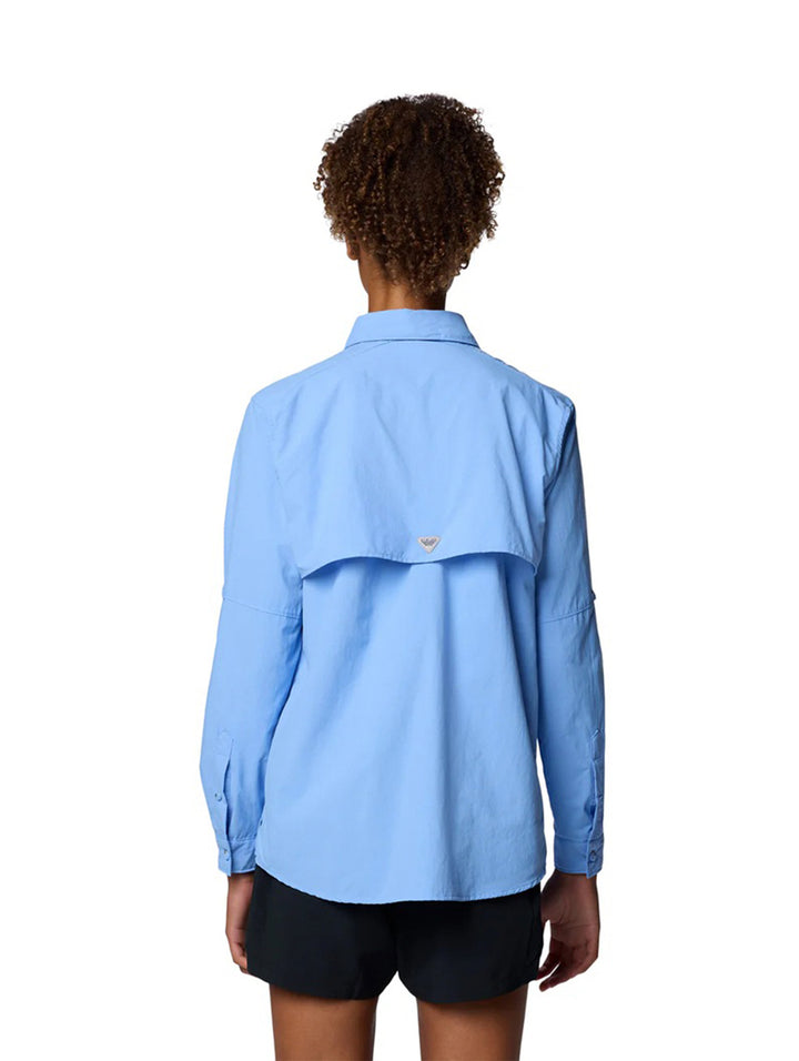 Mujer vistiendo camisa Columbia PFG Bahama II de manga larga en color azul claro con bolsillos frontales.