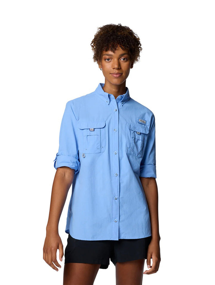 Mujer vistiendo camisa Columbia PFG Bahama II de manga larga en color azul claro con bolsillos frontales.