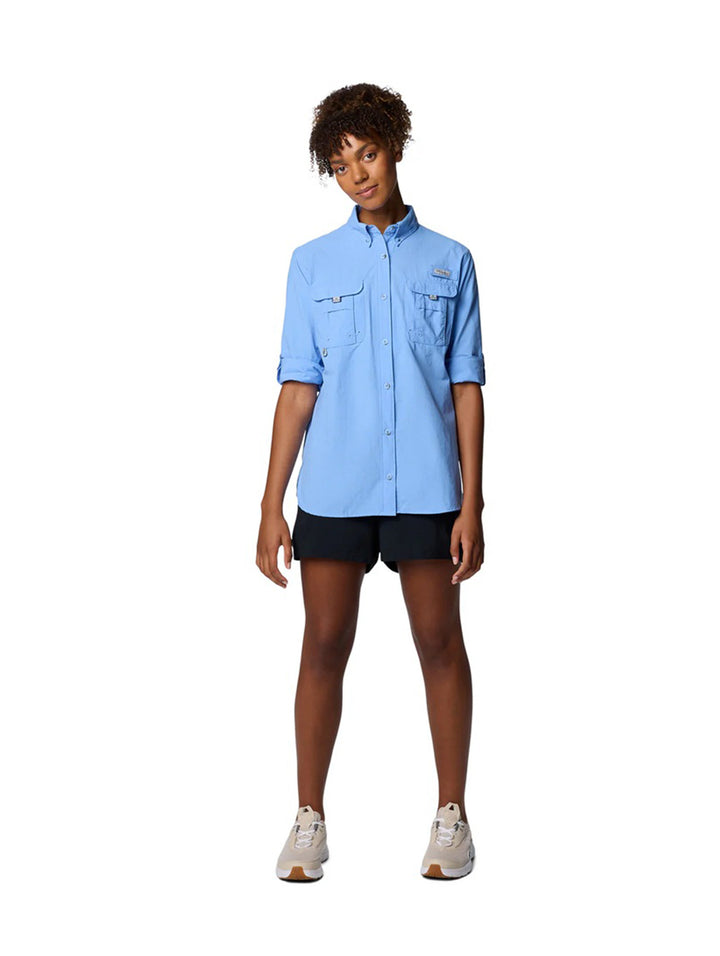 Mujer vistiendo camisa Columbia PFG Bahama II de manga larga en color azul claro con bolsillos frontales.