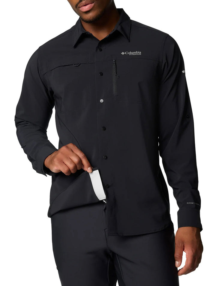 Hombre vistiendo camisa Columbia Summit Valley de manga larga en color negro con bolsillo superior.