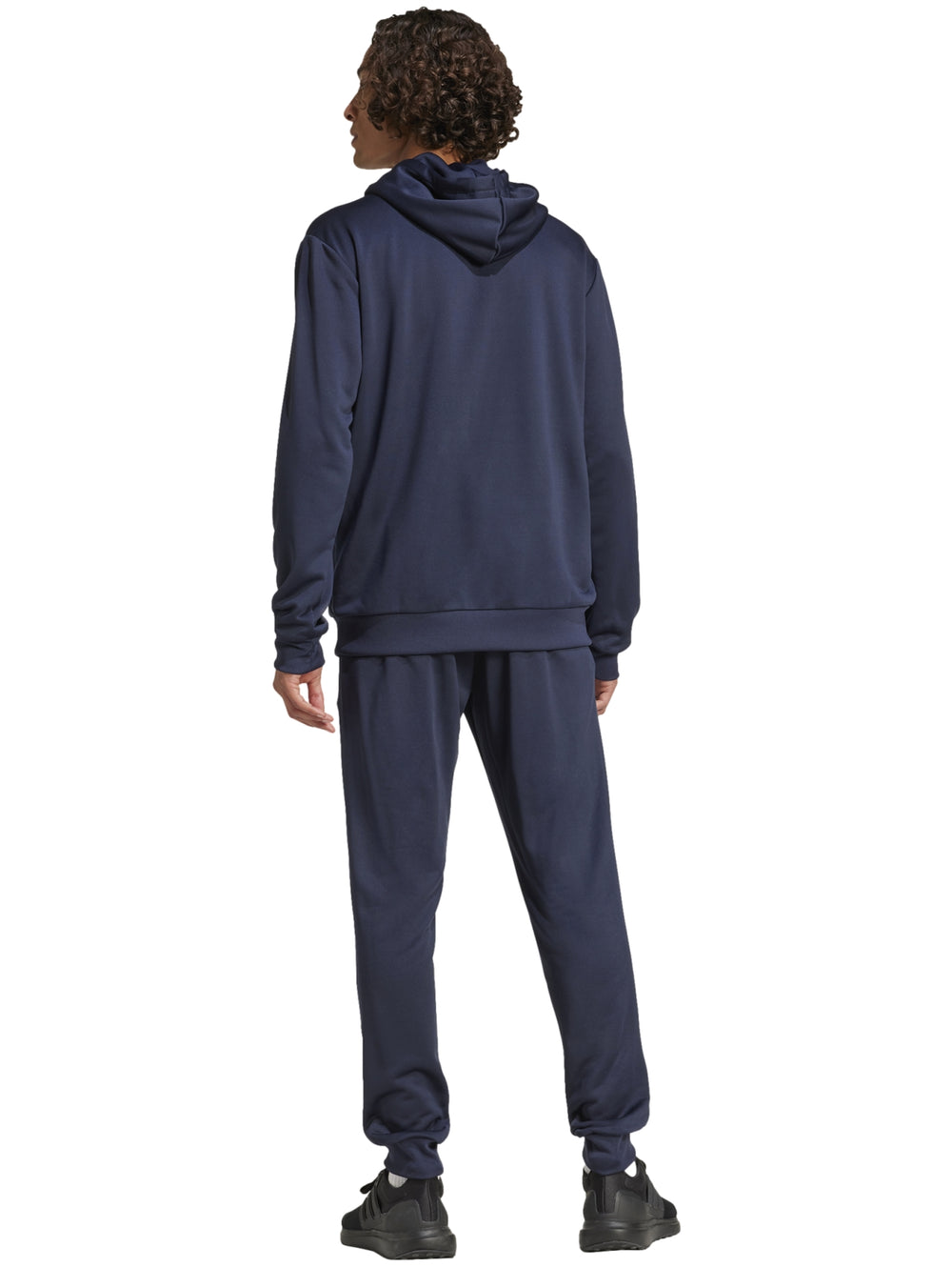 Hombre vistiendo un conjunto deportivo Adidas de color azul marino compuesto por sudadera con gorro y pantalón.