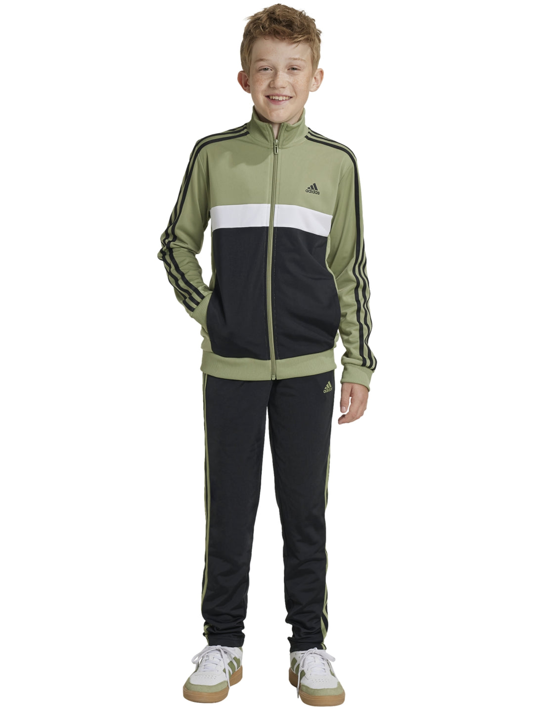 Conjunto deportivo Adidas para niño en color verde óxido y negro con franjas laterales.