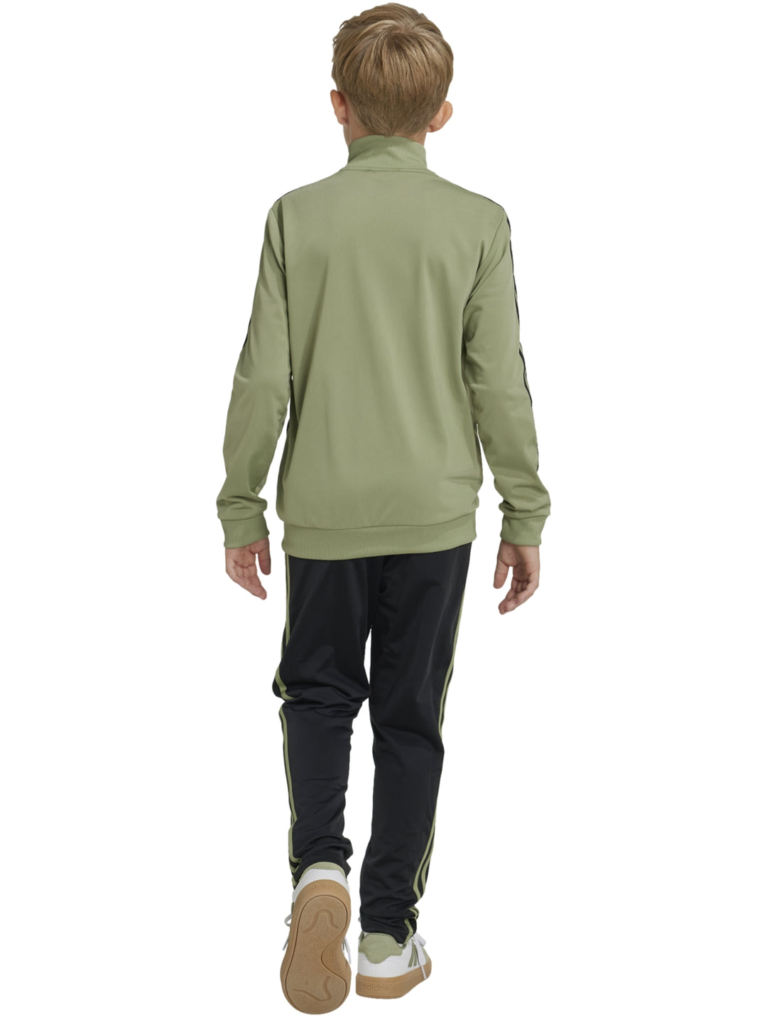 Conjunto deportivo Adidas para niño en color verde óxido y negro con franjas laterales.