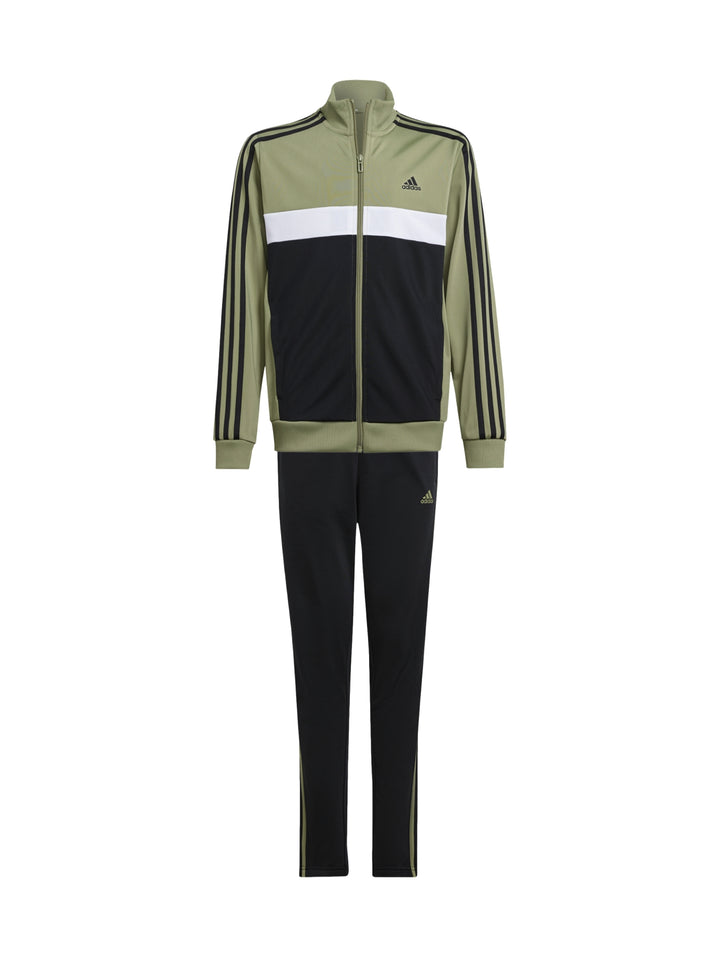 Conjunto deportivo Adidas para niño en color verde óxido y negro con franjas laterales.