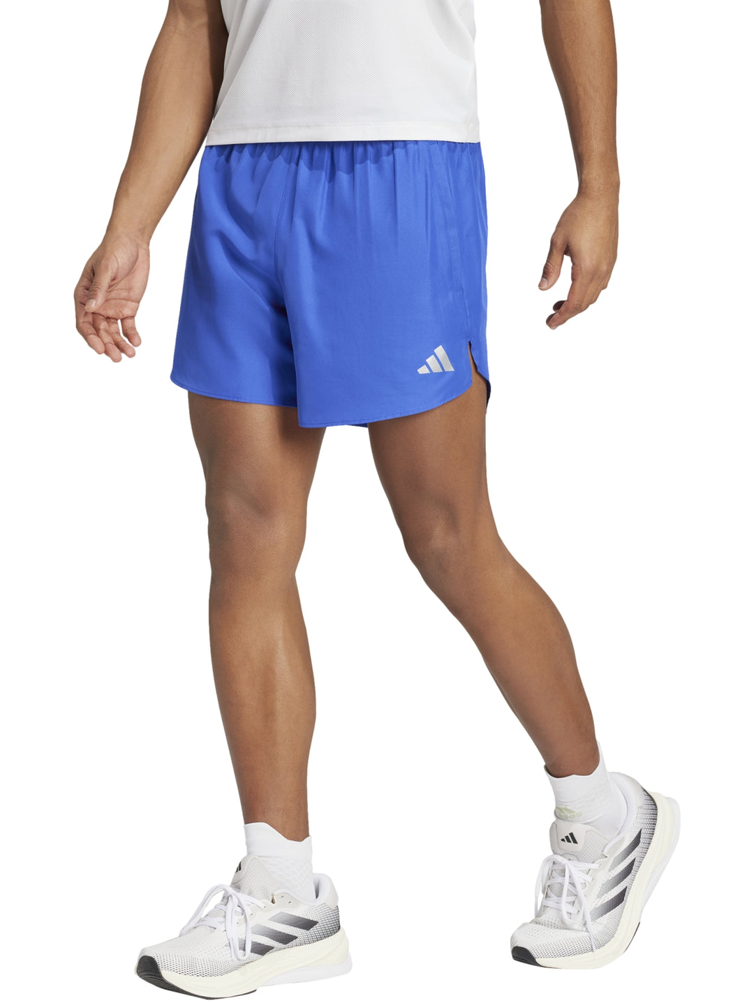 Hombre vistiendo shorts deportivos Adidas en color azul lucid blue con logo blanco lateral.