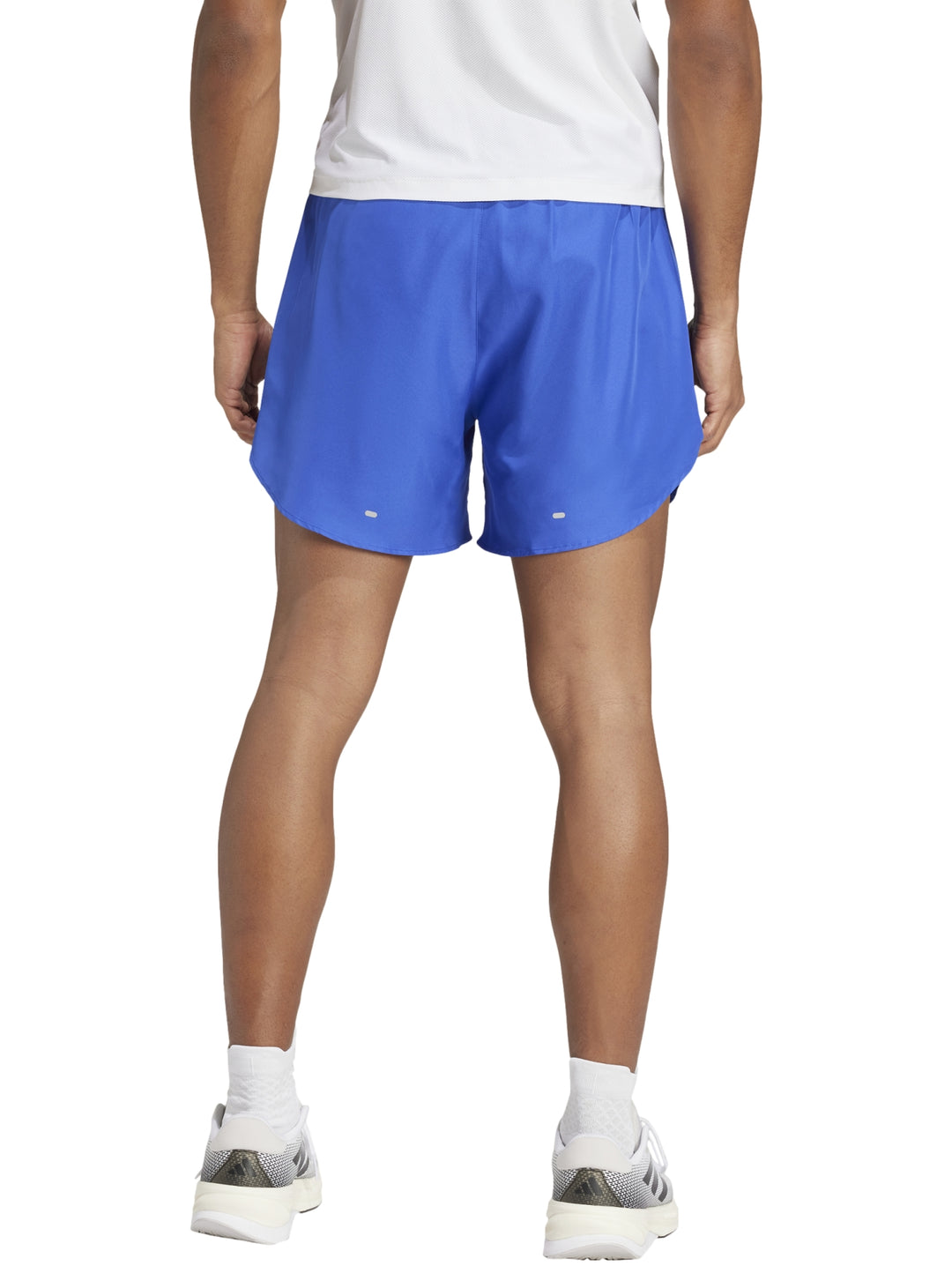 Hombre vistiendo shorts deportivos Adidas en color azul lucid blue con logo blanco lateral.
