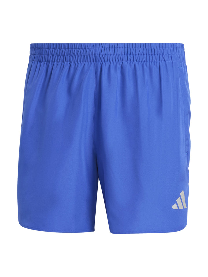 Hombre vistiendo shorts deportivos Adidas en color azul lucid blue con logo blanco lateral.