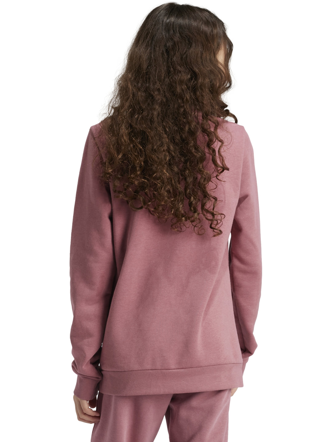 Niña vistiendo sudadera Adidas color Sand Strata con logotipo blanco grande en el pecho.