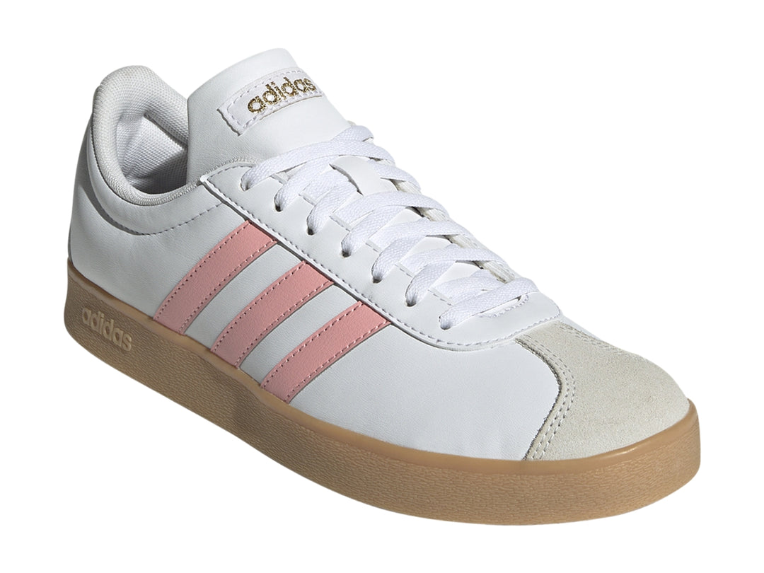 Tenis Adidas blancos con tres franjas rosas y suela de goma color café.