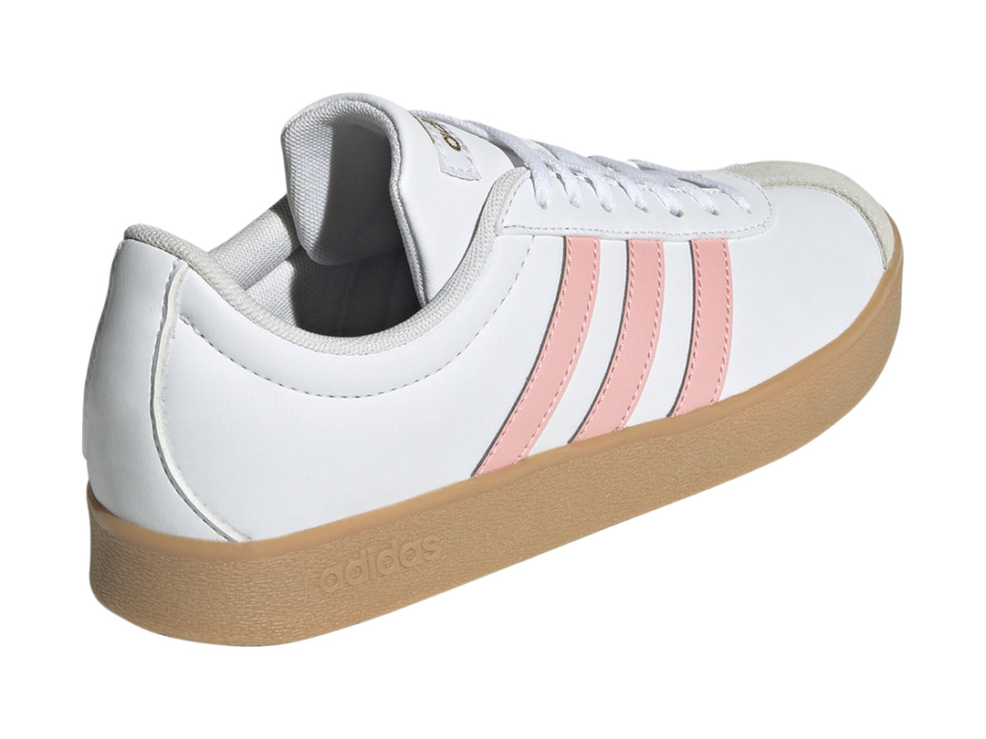 Tenis Adidas blancos con tres franjas rosas y suela de goma color café.