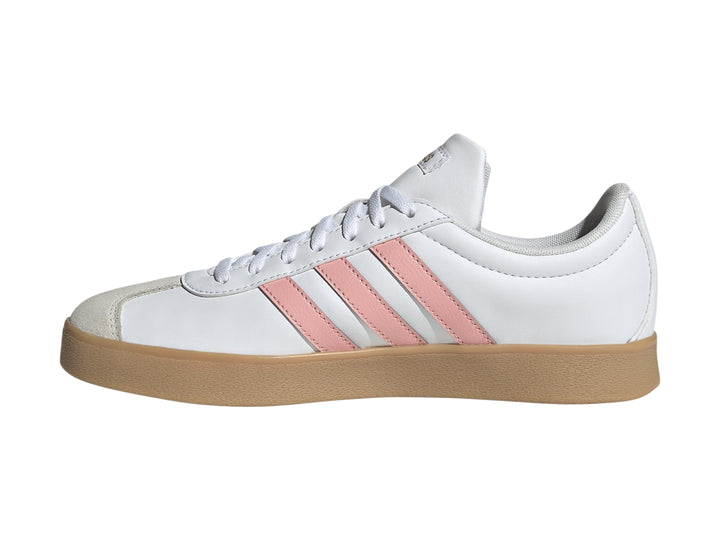 Tenis Adidas blancos con tres franjas rosas y suela de goma color café.
