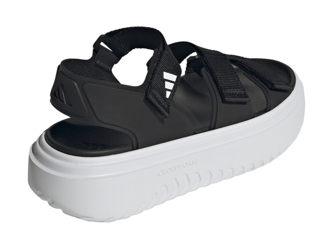 Sandalias Adidas Slyn negras con suela de plataforma blanca y correas ajustables.