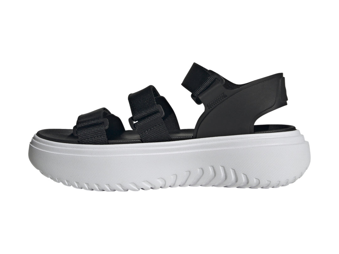 Sandalias Adidas Slyn negras con suela de plataforma blanca y correas ajustables.