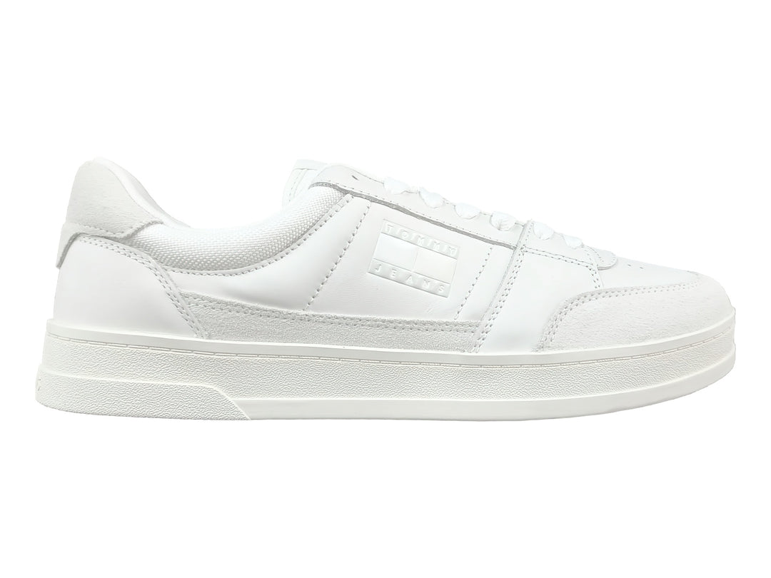 Tenis Tommy Hilfiger modelo The Greenwich Mix Media en color blanco ecru, vista lateral.