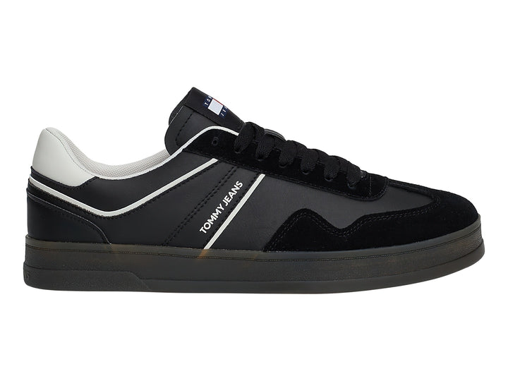 Tenis Tommy Hilfiger modelo The Greenwich Retro en color negro con detalles en blanco y suela plana.