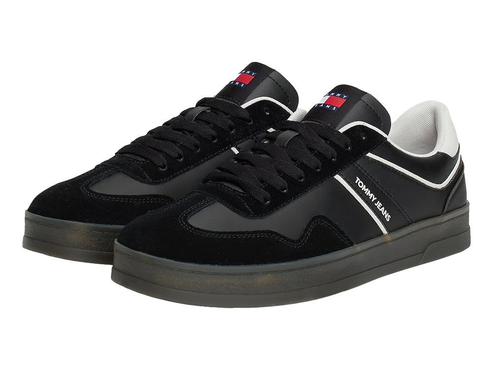 Tenis Tommy Hilfiger modelo The Greenwich Retro en color negro con detalles en blanco y suela plana.
