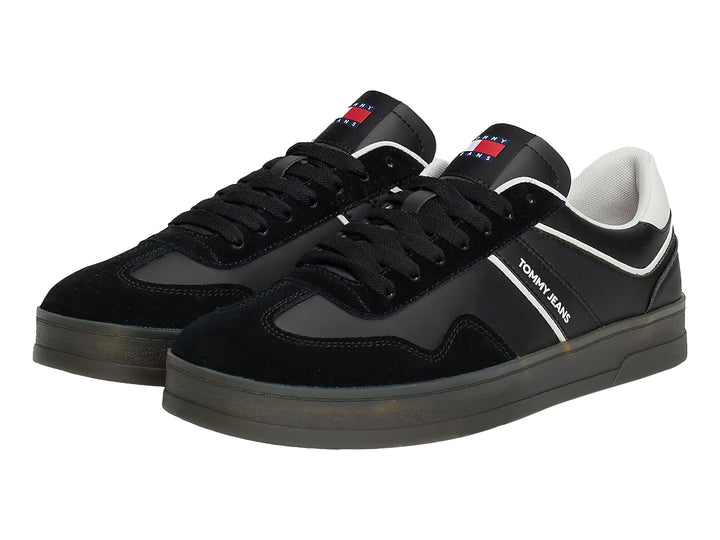 Tenis Tommy Hilfiger modelo The Greenwich Retro en color negro con detalles en blanco y suela plana.