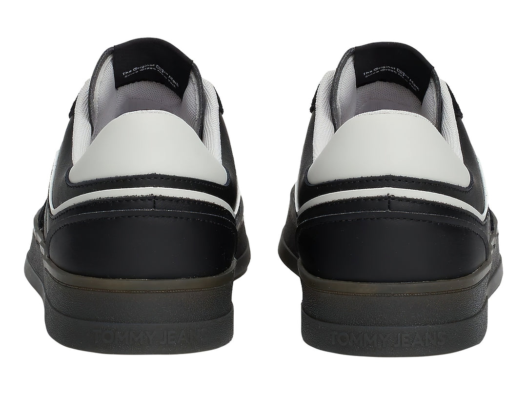 Tenis Tommy Hilfiger modelo The Greenwich Retro en color negro con detalles en blanco y suela plana.