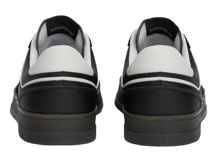 Tenis Tommy Hilfiger modelo The Greenwich Retro en color negro con detalles en blanco y suela plana.