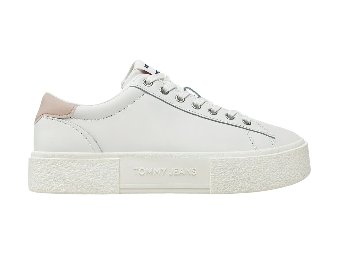 Tenis Tommy Hilfiger color ecru con detalle beige en el talón y suela de plataforma blanca.