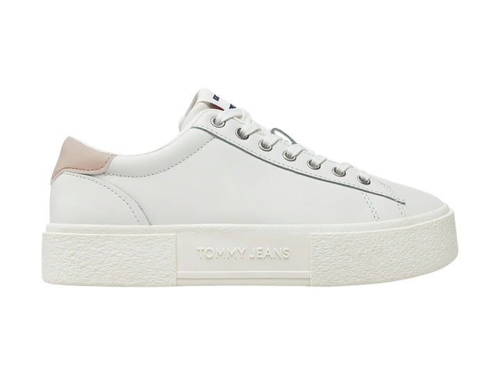Tenis Tommy Hilfiger color ecru con detalle beige en el talón y suela de plataforma blanca.