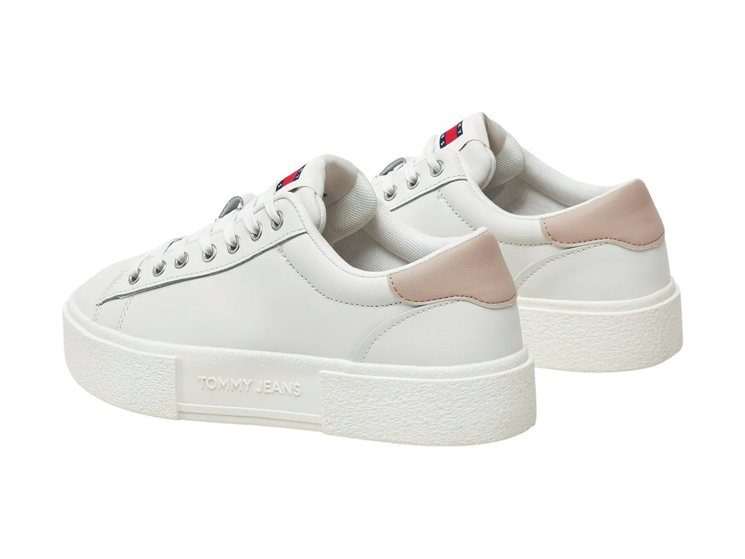 Tenis Tommy Hilfiger color ecru con detalle beige en el talón y suela de plataforma blanca.