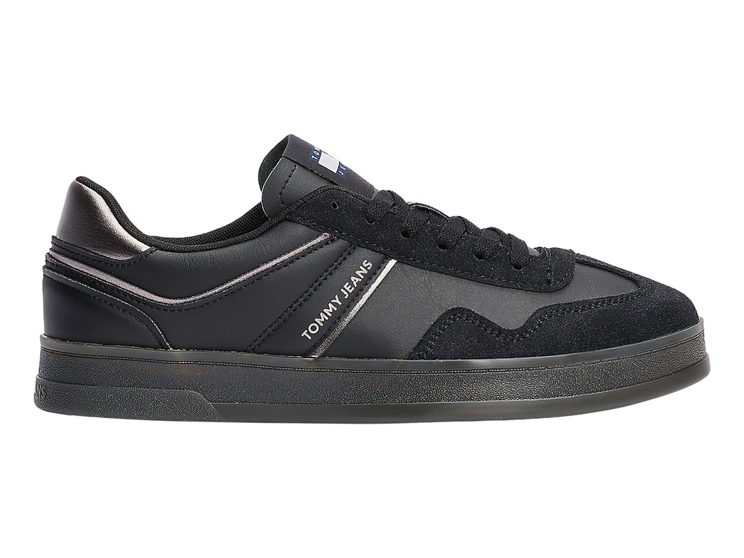 Tenis Tommy Hilfiger modelo The Greenwich en color negro con detalles brillantes y suela a juego.