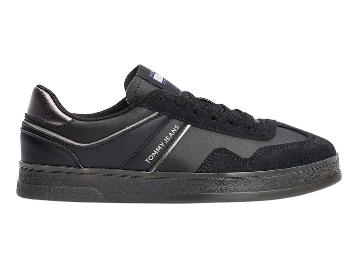 Tenis Tommy Hilfiger modelo The Greenwich en color negro con detalles brillantes y suela a juego.