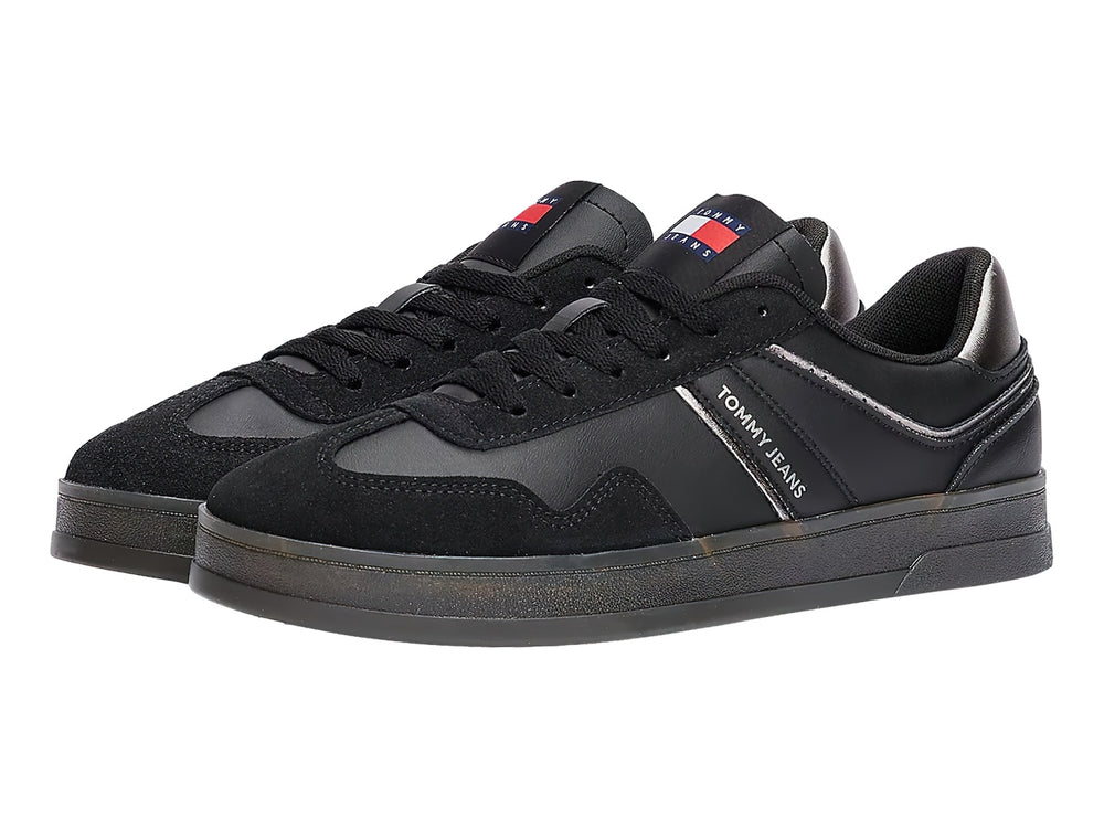 Tenis Tommy Hilfiger modelo The Greenwich en color negro con detalles brillantes y suela a juego.