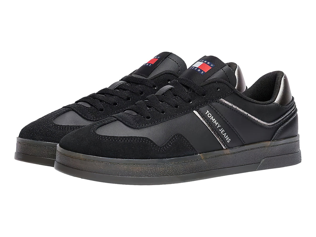 Tenis Tommy Hilfiger modelo The Greenwich en color negro con detalles brillantes y suela a juego.