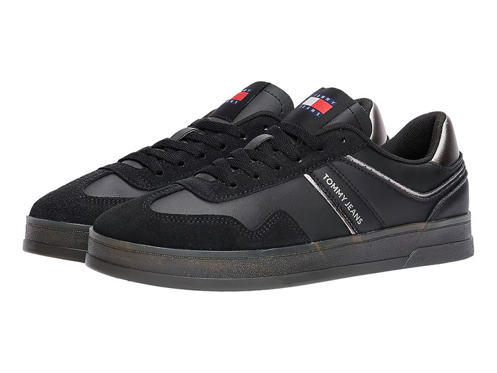 Tenis Tommy Hilfiger modelo The Greenwich en color negro con detalles brillantes y suela a juego.