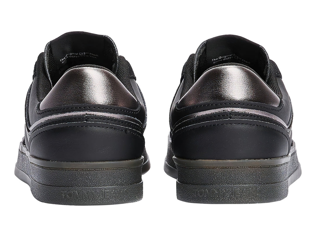 Tenis Tommy Hilfiger modelo The Greenwich en color negro con detalles brillantes y suela a juego.