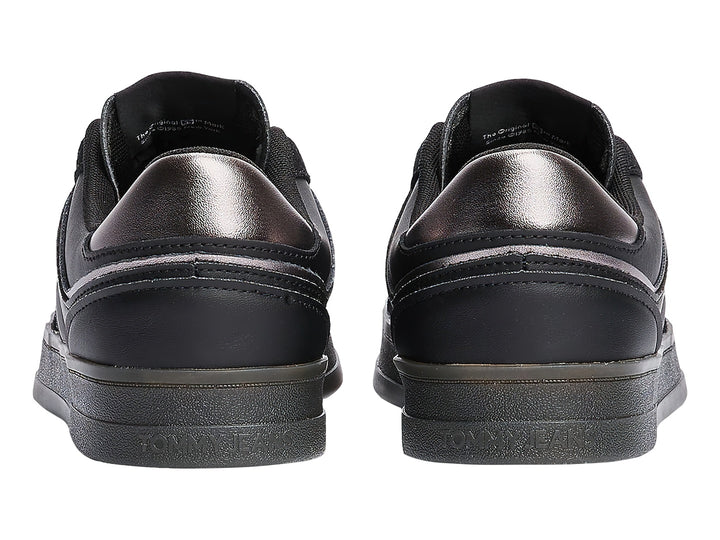 Tenis Tommy Hilfiger modelo The Greenwich en color negro con detalles brillantes y suela a juego.