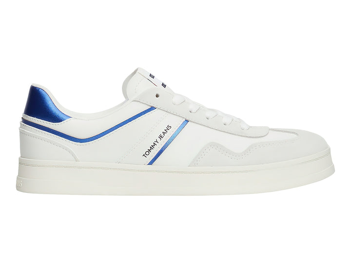 Tenis blancos Tommy Jeans con detalles en azul brillante en el talón y franja lateral.