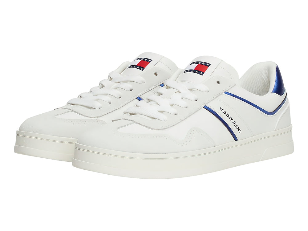 Tenis blancos Tommy Jeans con detalles en azul brillante en el talón y franja lateral.