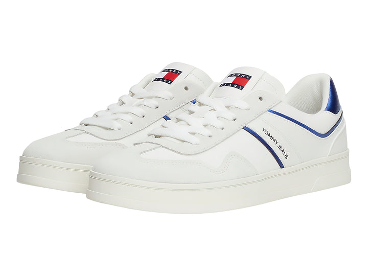 Tenis blancos Tommy Jeans con detalles en azul brillante en el talón y franja lateral.