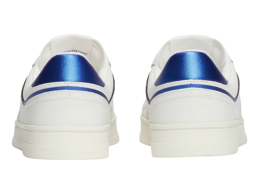 Tenis blancos Tommy Jeans con detalles en azul brillante en el talón y franja lateral.