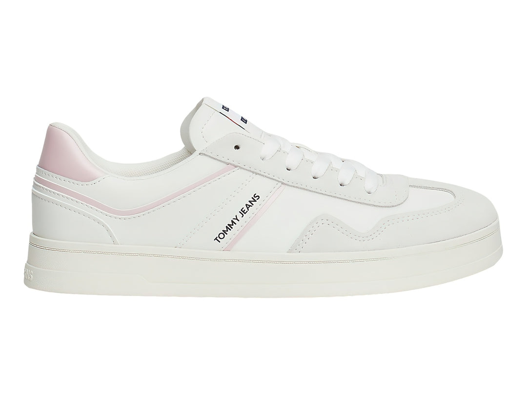 Tenis blancos Tommy Jeans con detalles en rosa pastel y suela blanca.