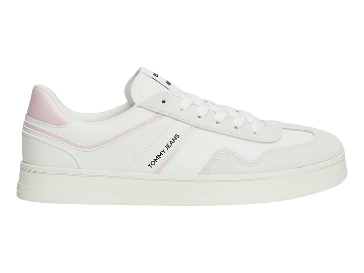 Tenis blancos Tommy Jeans con detalles en rosa pastel y suela blanca.
