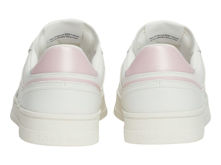Tenis blancos Tommy Jeans con detalles en rosa pastel y suela blanca.