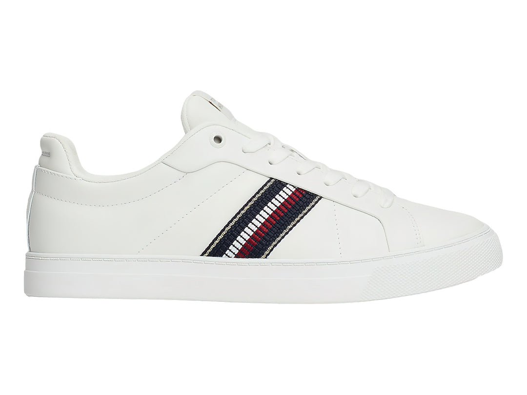 Tenis blancos Tommy Hilfiger con franja lateral tricolor en rojo, blanco y azul.