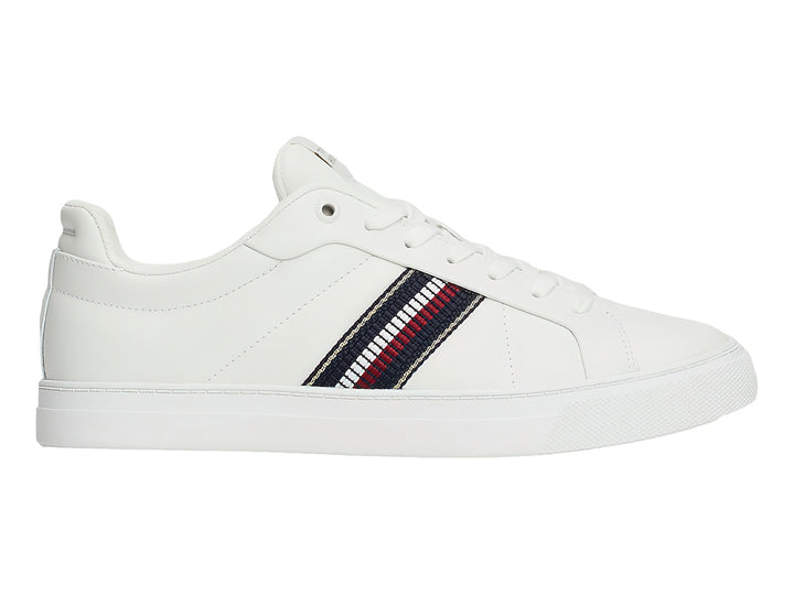 Tenis blancos Tommy Hilfiger con franja lateral tricolor en rojo, blanco y azul.