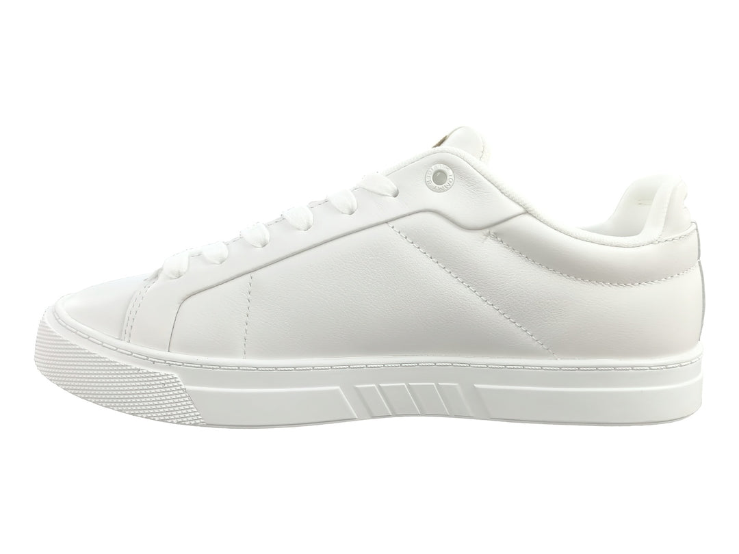 Tenis blancos Tommy Hilfiger con franja lateral tricolor en rojo, blanco y azul.